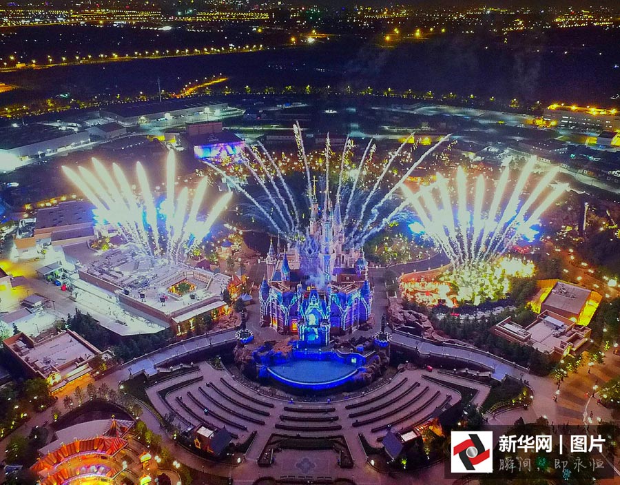 米奇遇見(jiàn)夜上海 迪士尼最美夜景圖
