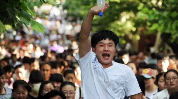 看看外媒報(bào)道中國(guó)高考的用詞，目測(cè)已被嚇壞