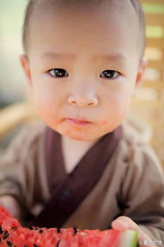 2歲萌娃吆喝自家西瓜 這個(gè)“瓜娃子”要火?。ńM圖）
