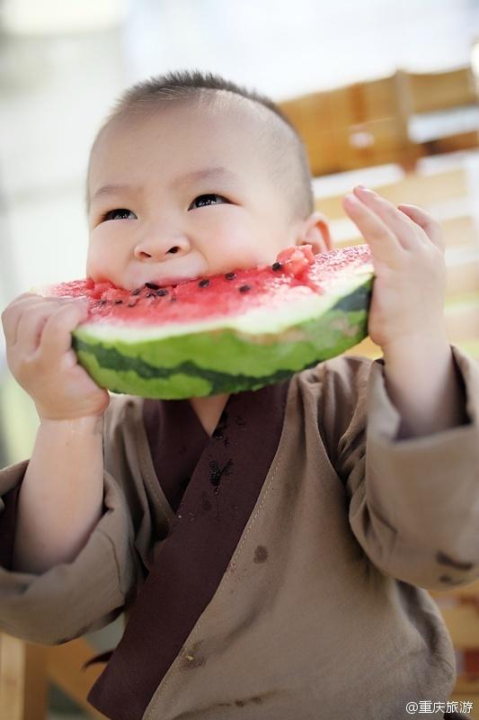 2歲萌娃吆喝自家西瓜 這個“瓜娃子”要火?。ńM圖）