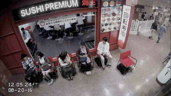 再也不用站到腳酸！日本智能椅子自動幫你排隊