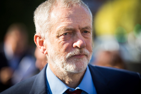 英國(guó)首相宣布提前大選 或?yàn)槊摎W掃清障礙（視頻）