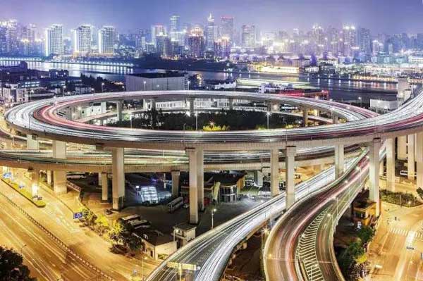 “小心地滑倒”？雷人翻譯終于有人管了，國家給出公共場所英譯標準答案！