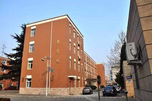 “小心地滑倒”？雷人翻譯終于有人管了，國家給出公共場所英譯標準答案！
