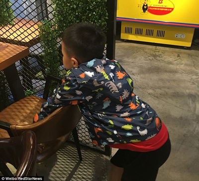 8歲萌娃替老爸寫(xiě)請(qǐng)假條走紅：夏天不旅行的人是傻瓜