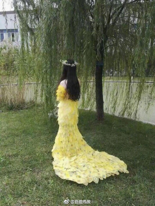6000片樹葉做出美裙 原來他們是這么做到的！