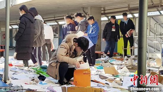 韓國高考因地震突然推遲 學(xué)生垃圾堆找書 整容手術(shù)改約……