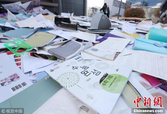 韓國高考因地震突然推遲 學(xué)生垃圾堆找書 整容手術(shù)改約……