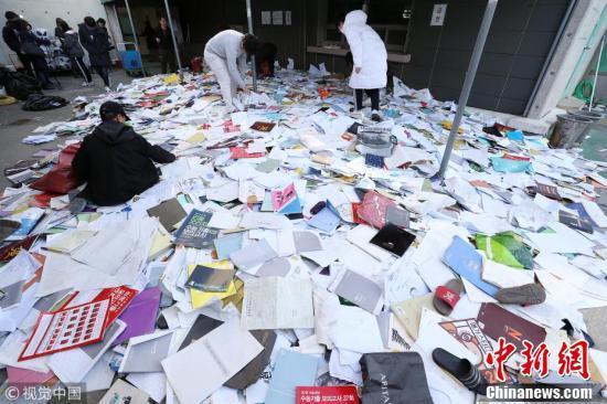 韓國高考因地震突然推遲 學(xué)生垃圾堆找書 整容手術(shù)改約……