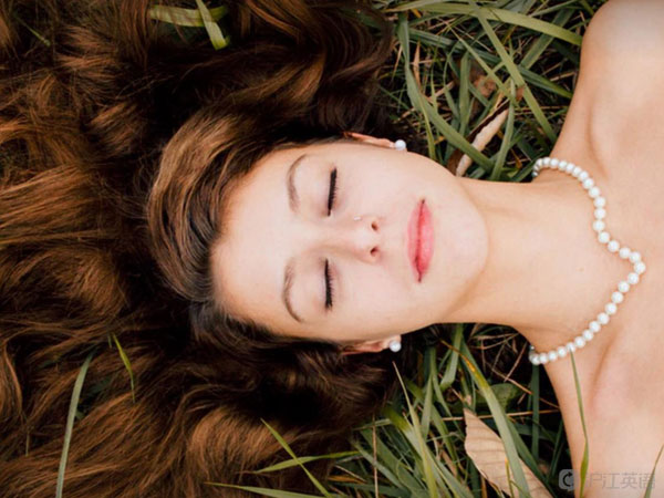 遇到顏值高、氣質(zhì)好的人如何用英語表達(dá)贊美？