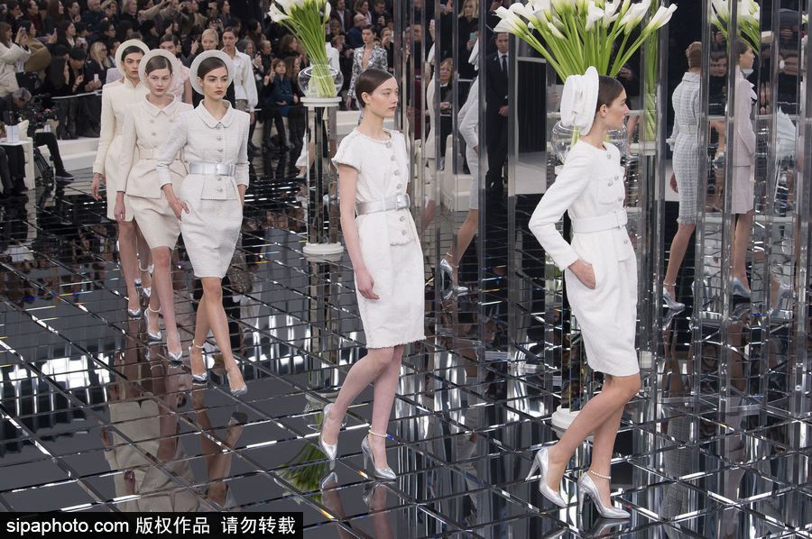 炫酷！比衣服更夢(mèng)幻的是香奈兒的秀場(chǎng)布景（組圖）