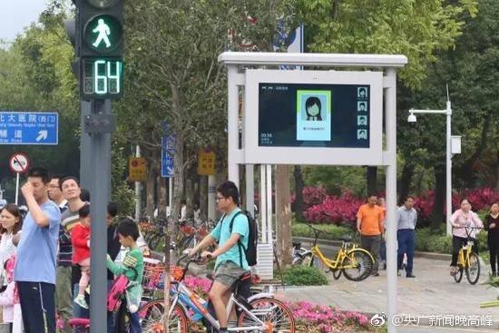 闖紅燈就被噴水霧 這款神器能治好中國(guó)式過馬路嗎？