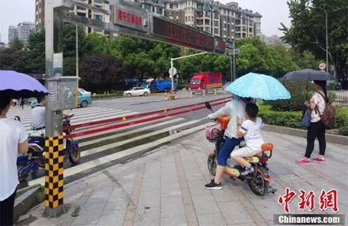 闖紅燈就被噴水霧 這款神器能治好中國(guó)式過馬路嗎？