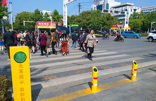 闖紅燈就被噴水霧 這款神器能治好中國(guó)式過馬路嗎？