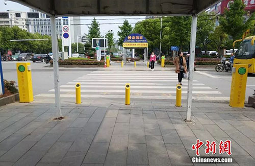 闖紅燈就被噴水霧 這款神器能治好中國(guó)式過馬路嗎？