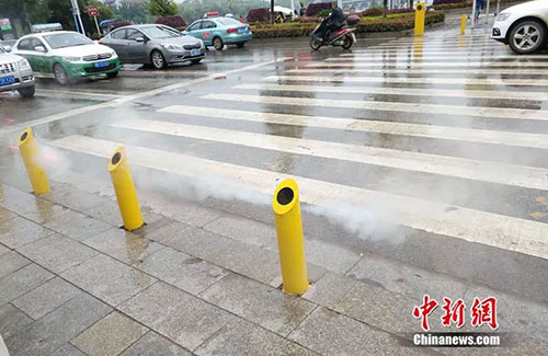 闖紅燈就被噴水霧 這款神器能治好中國(guó)式過馬路嗎？
