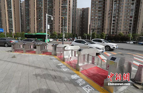 闖紅燈就被噴水霧 這款神器能治好中國(guó)式過馬路嗎？