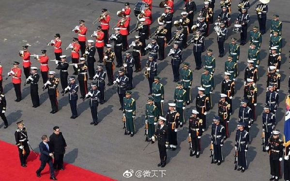 歷史時(shí)刻！金正恩跨過“三八線”與文在寅握手，還帶上了冷面！