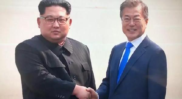 歷史時(shí)刻！金正恩跨過“三八線”與文在寅握手，還帶上了冷面！