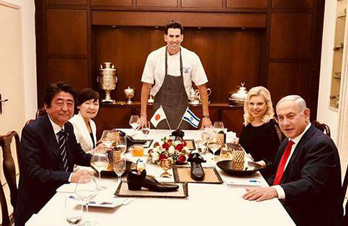 以色列總理宴請安倍，卻端上來一只“鞋”，日本人怒了！