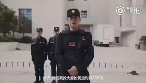 面對持刀歹徒，中國警察教的這個動作火了！老外也紛紛點贊