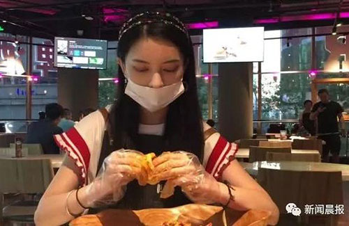 還有這種操作！上海餐廳推出代剝小龍蝦服務(wù)，你怎么看？