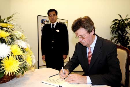 Foreign leaders, representatives mourn quake victims