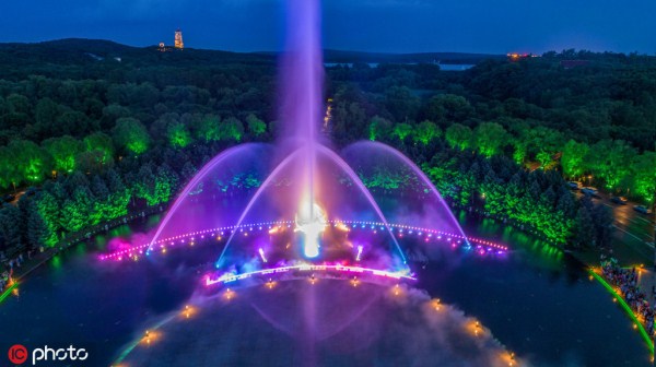 People of Changchun treated to music fountain and light show