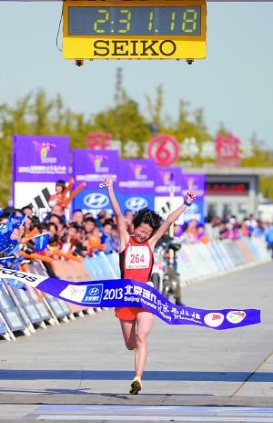 北京馬拉松閉幕 男女冠軍都說(shuō)天兒好跑得快